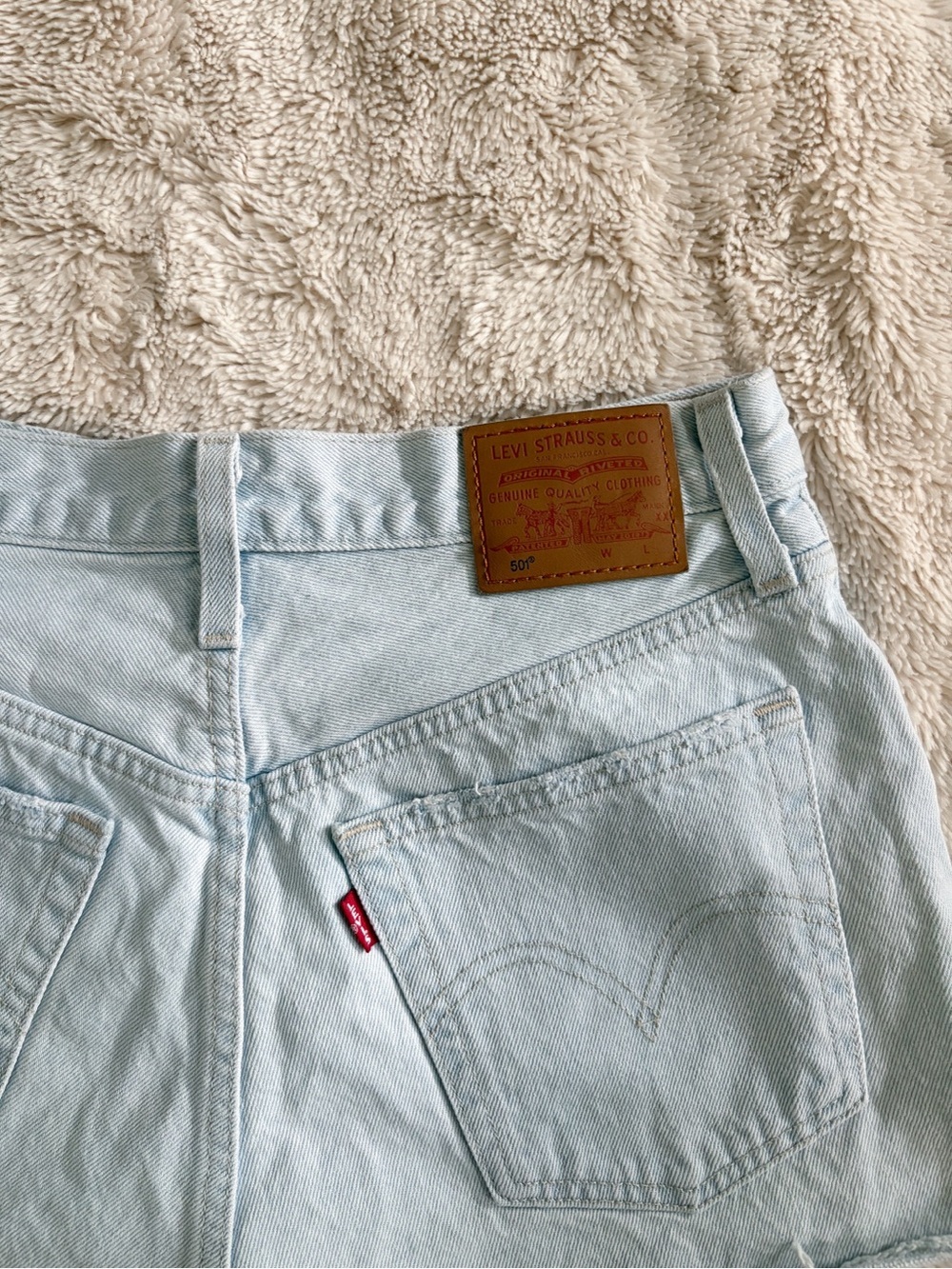 Levi’s 501 Denim Shorts Size 26 High Rise Distressed Light Wash Cutoff - Picture 3 of 3